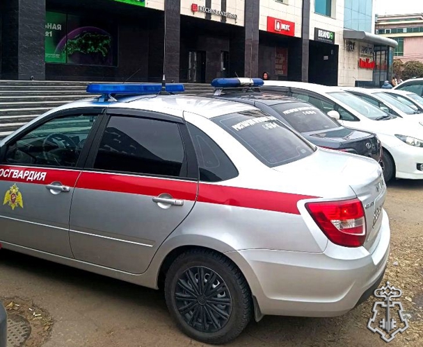 В Улан-Удэ сотрудники Росгвардии задержали гражданина, незаконно проникшего в торговый центр (Видео)