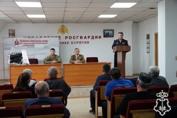 В Бурятии росгвардейцы поздравили ветеранов с Днем пожилого человека