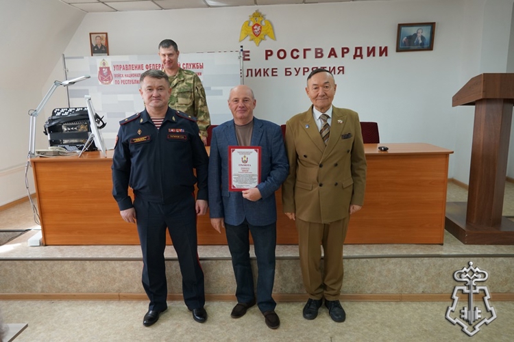 В Бурятии росгвардейцы поздравили ветеранов с Днем пожилого человека
