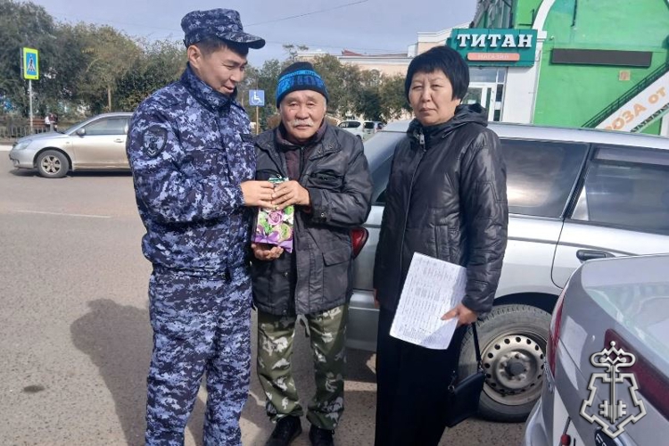 В Бурятии росгвардейцы поздравили ветеранов с Днем пожилого человека
