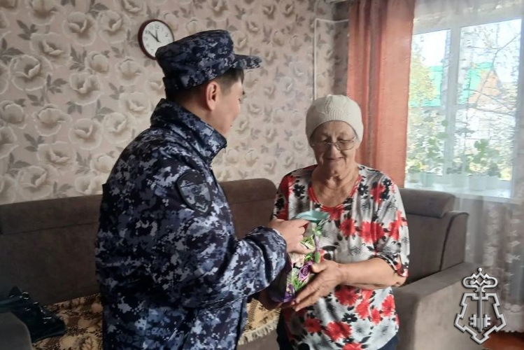В Бурятии росгвардейцы поздравили ветеранов с Днем пожилого человека