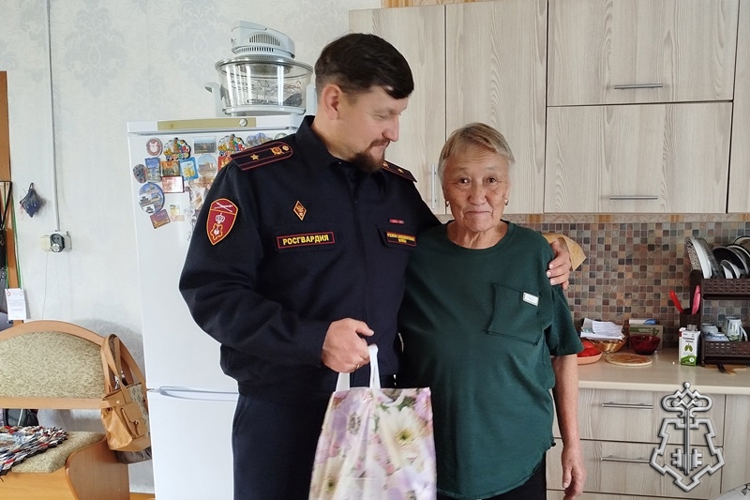 В Бурятии росгвардейцы поздравили ветеранов с Днем пожилого человека